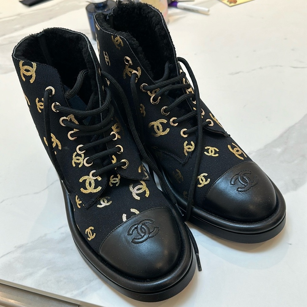 CHANEL Lambskin Shearling Canvas CC Lace Up Boots SZ 40 Brand New